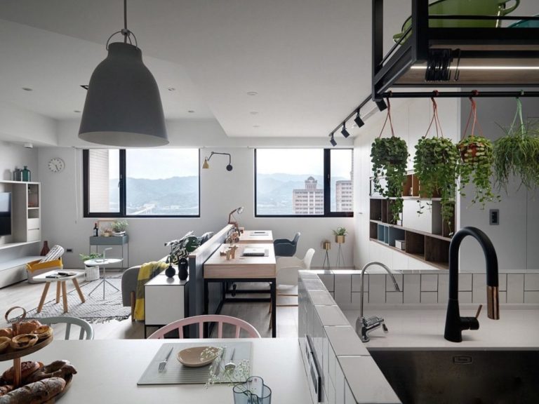 Deze moderne woonkamer is creatief ingericht met twee werkplekken