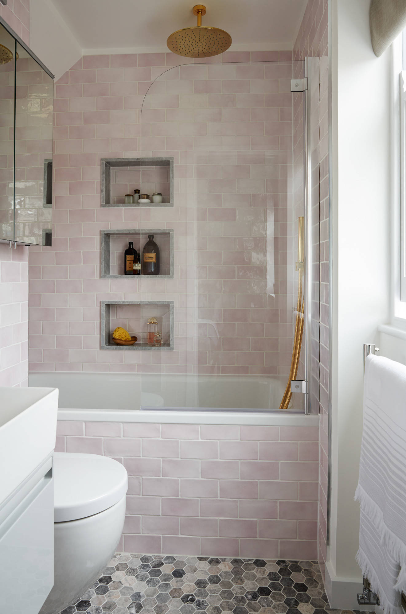 Deze mooie badkamer is ingericht als een Parisienne boutique hotel