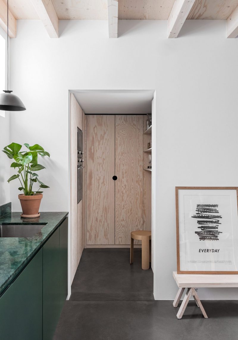 Bijkeuken met multiplex kasten Bijkeuken met multiplex kasten