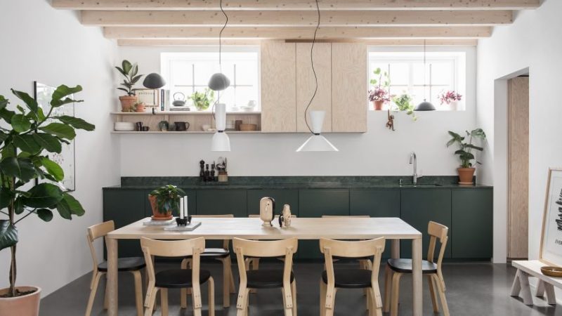 Mooie groene keuken met multiplex wandkasten