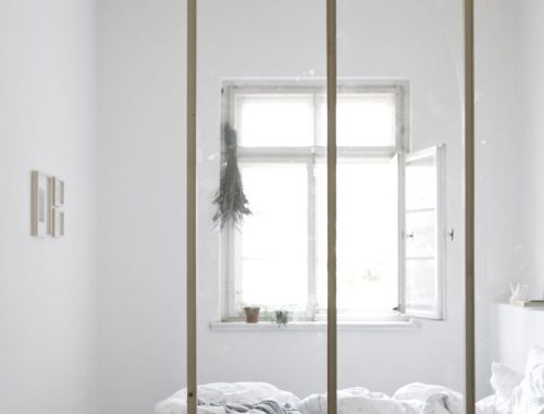 Deze mooie slaapkamer is middels een glazen scheidingswand gescheiden van de inloopkast