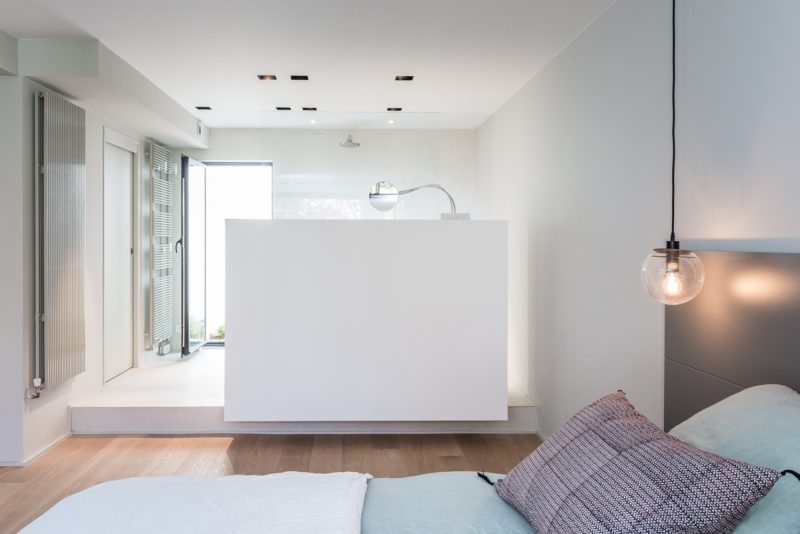 Deze open badkamer en suite is strak en modern