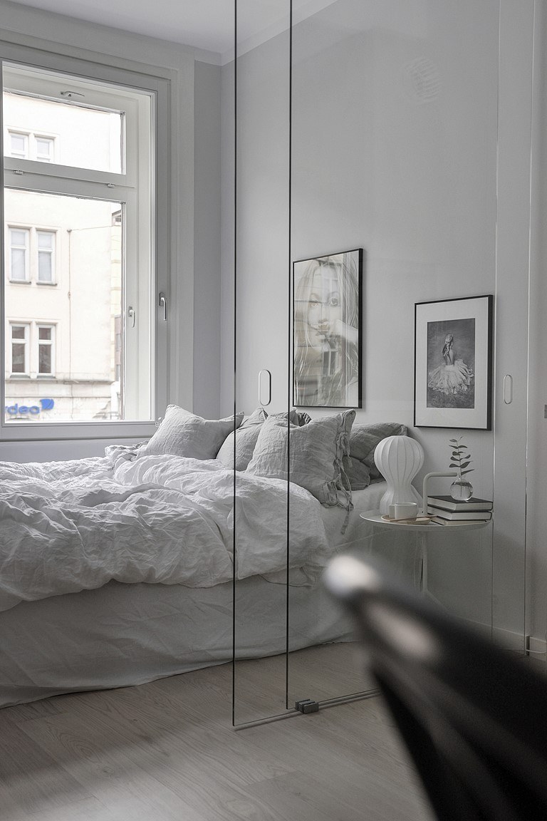 Deze slaapkamer heeft een glazen wand én glazen schuifdeur