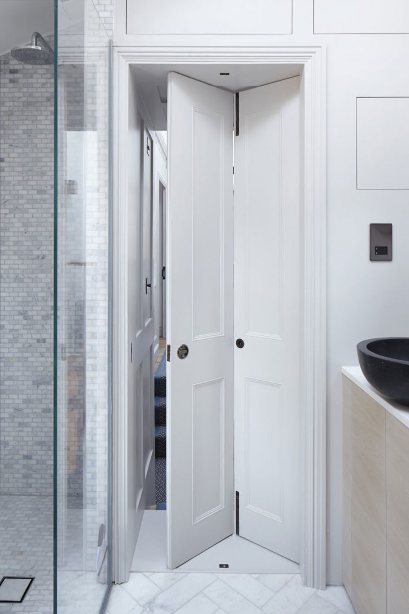 Slimme vouwdeur voor kleine smalle badkamer