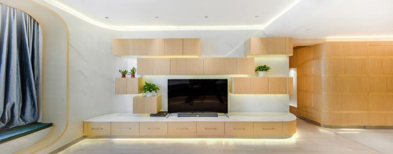 Deze unieke woonkamer heeft een super mooi gestroomlijnd ontwerp