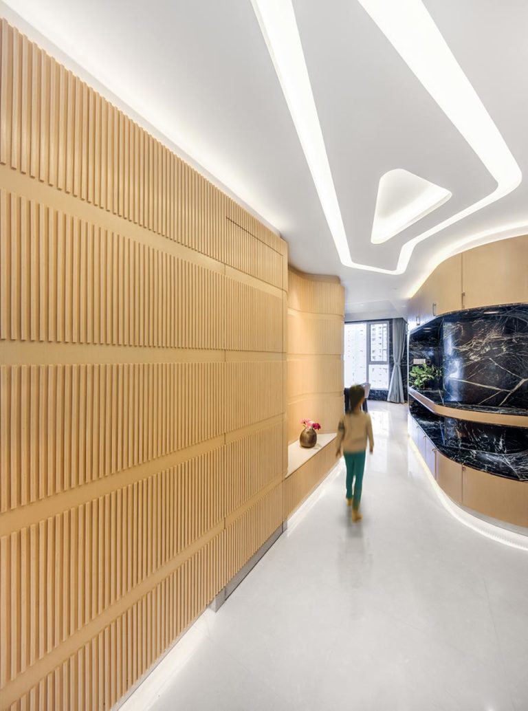 Deze unieke woonkamer heeft een super mooi gestroomlijnd ontwerp