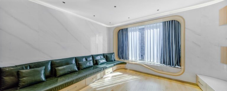 Deze unieke woonkamer heeft een super mooi gestroomlijnd ontwerp