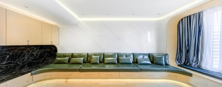 Deze unieke woonkamer heeft een super mooi gestroomlijnd ontwerp