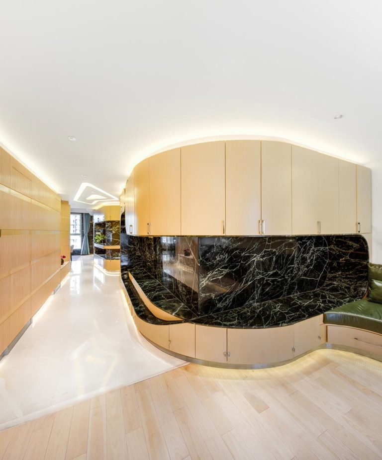 Deze unieke woonkamer heeft een super mooi gestroomlijnd ontwerp