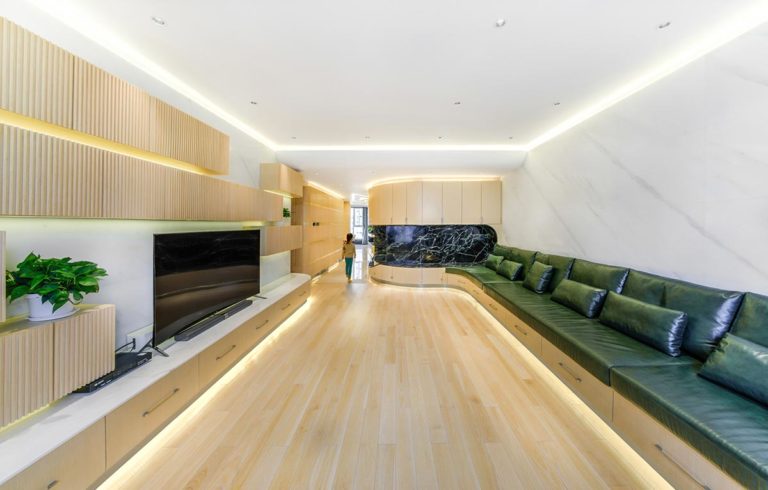 Deze unieke woonkamer heeft een super mooi gestroomlijnd ontwerp