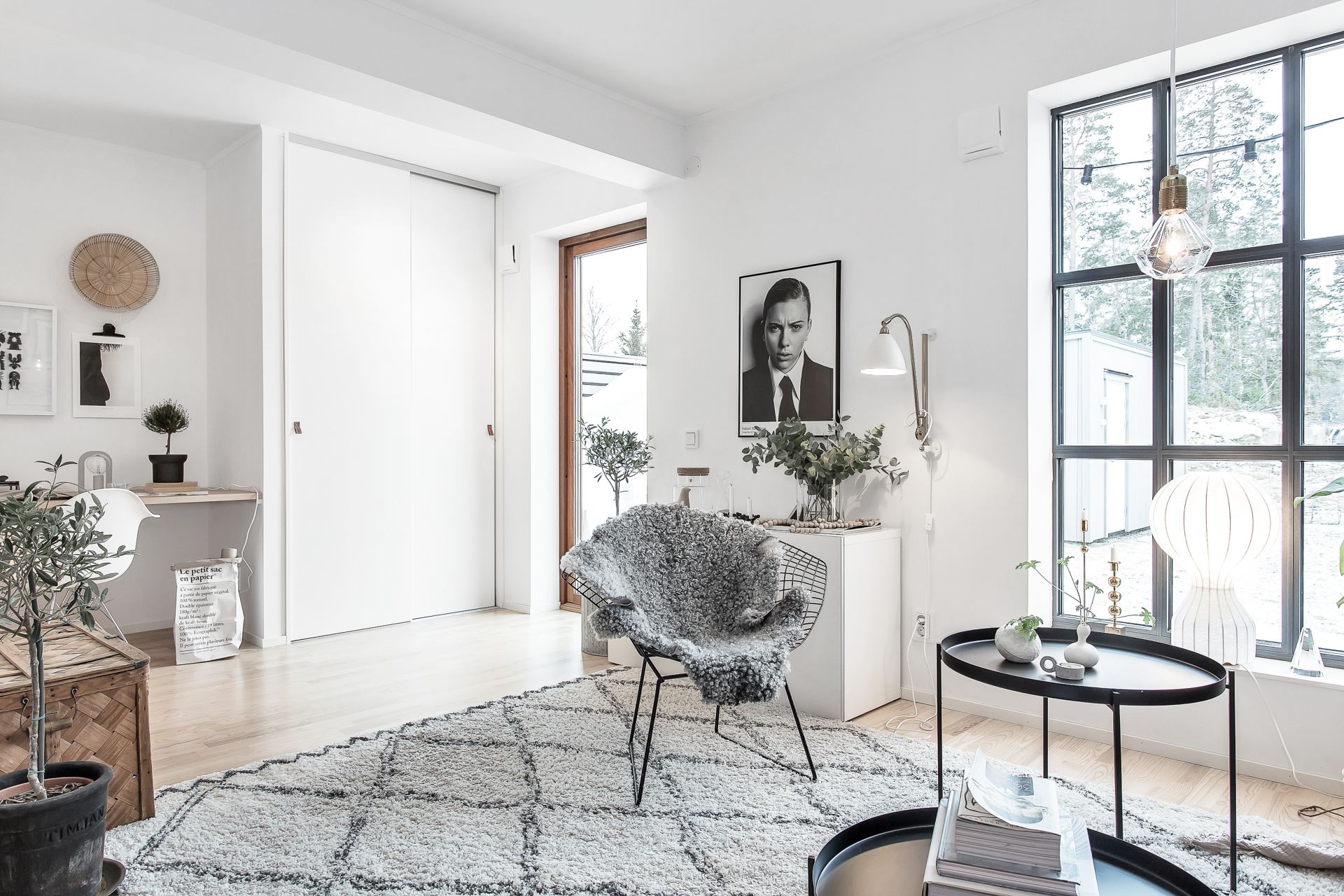 Deze woonkamer heeft een open gesloten keuken