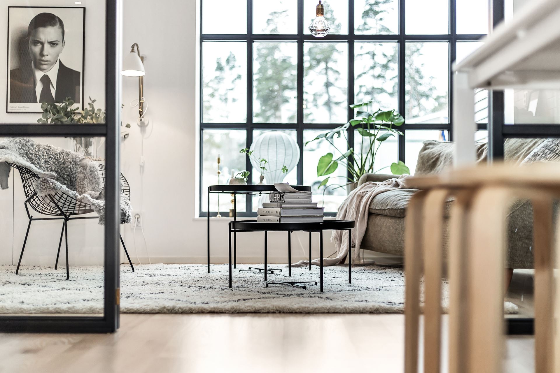 Deze woonkamer heeft een open gesloten keuken