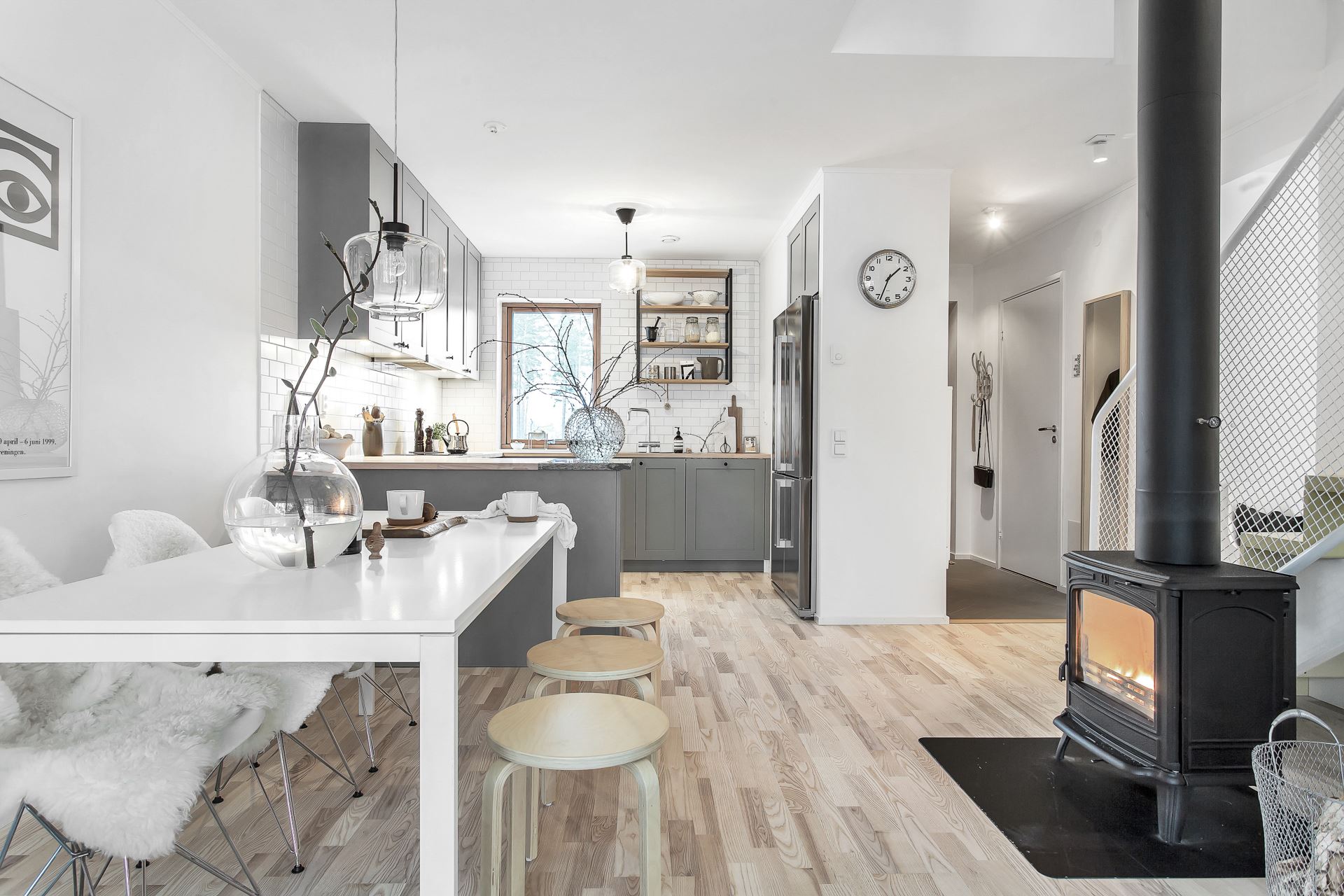 Deze woonkamer heeft een open gesloten keuken