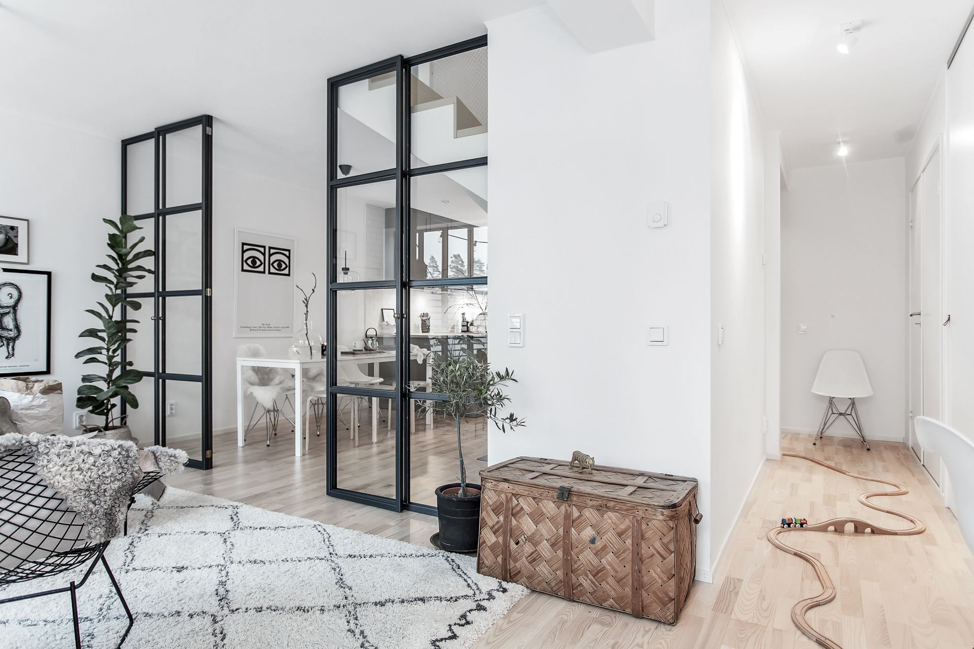 Deze woonkamer heeft een open gesloten keuken