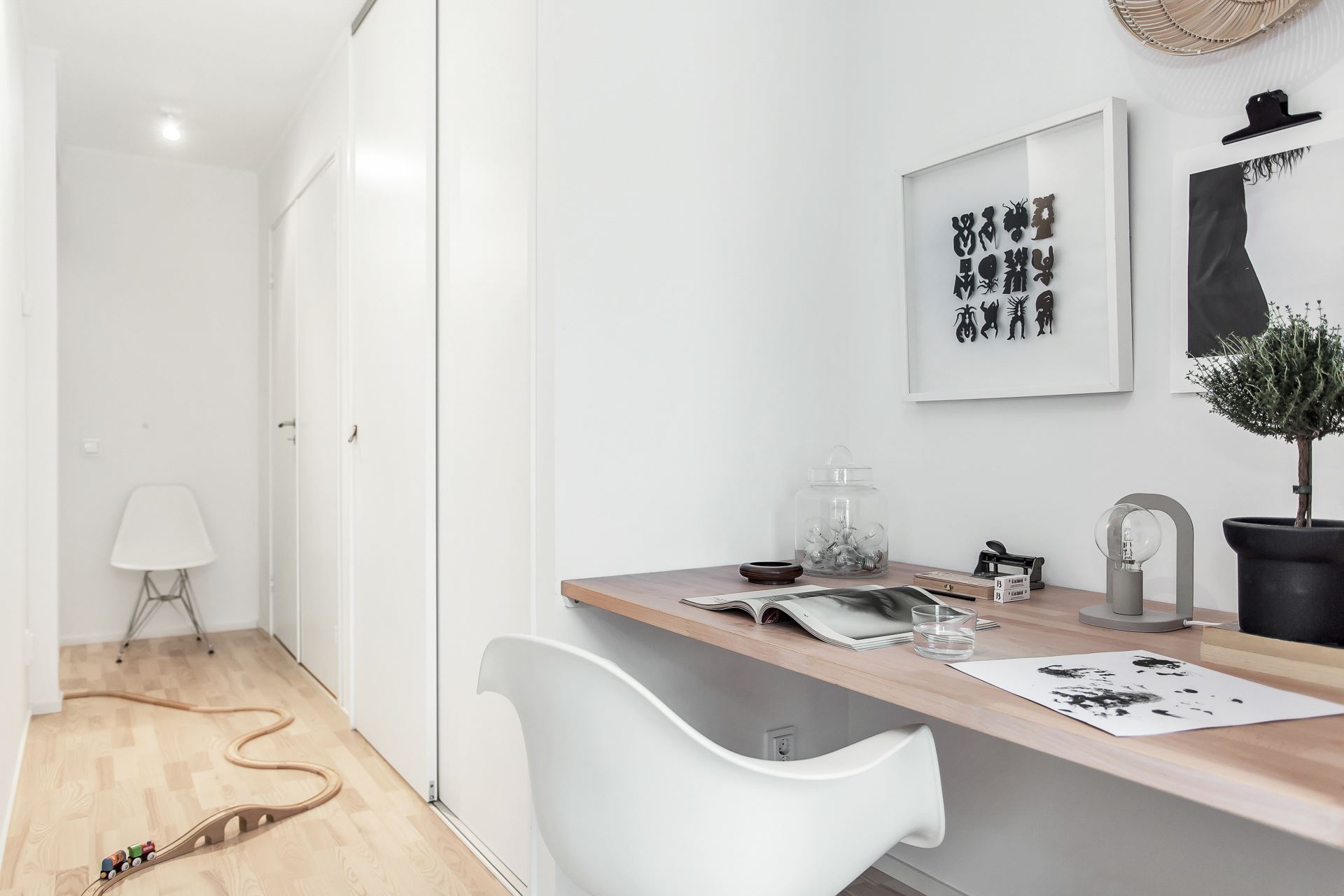 Deze woonkamer heeft een open gesloten keuken