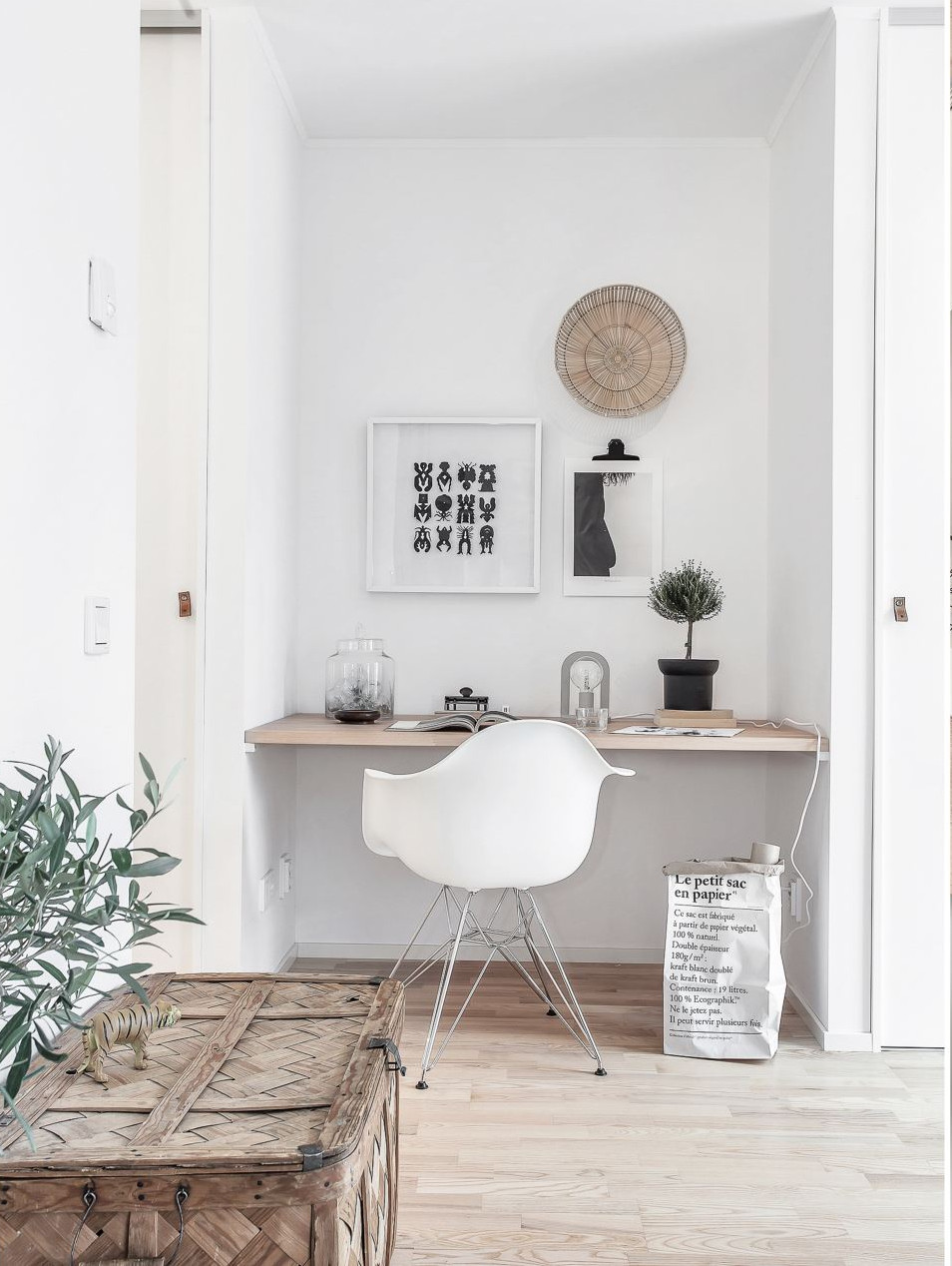 Deze woonkamer heeft een open gesloten keuken