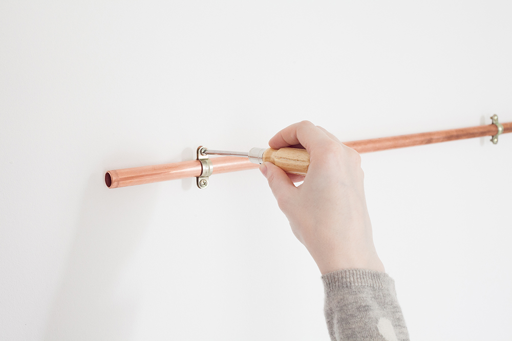 DIY wandrek van koperen buizen DIY wandrek van koperen buizen