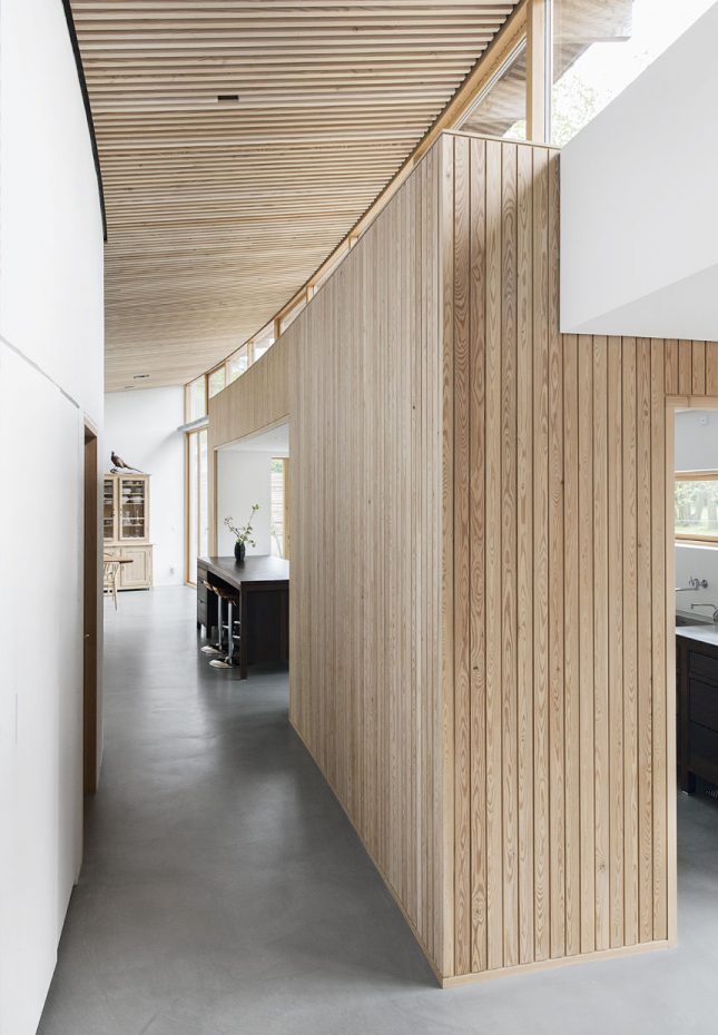 Houten wandbekleding en plafondbekleding, gecombineerd met beton cire vloer in keuken Houten wandbekleding en plafondbekleding, gecombineerd met beton cire vloer in keuken