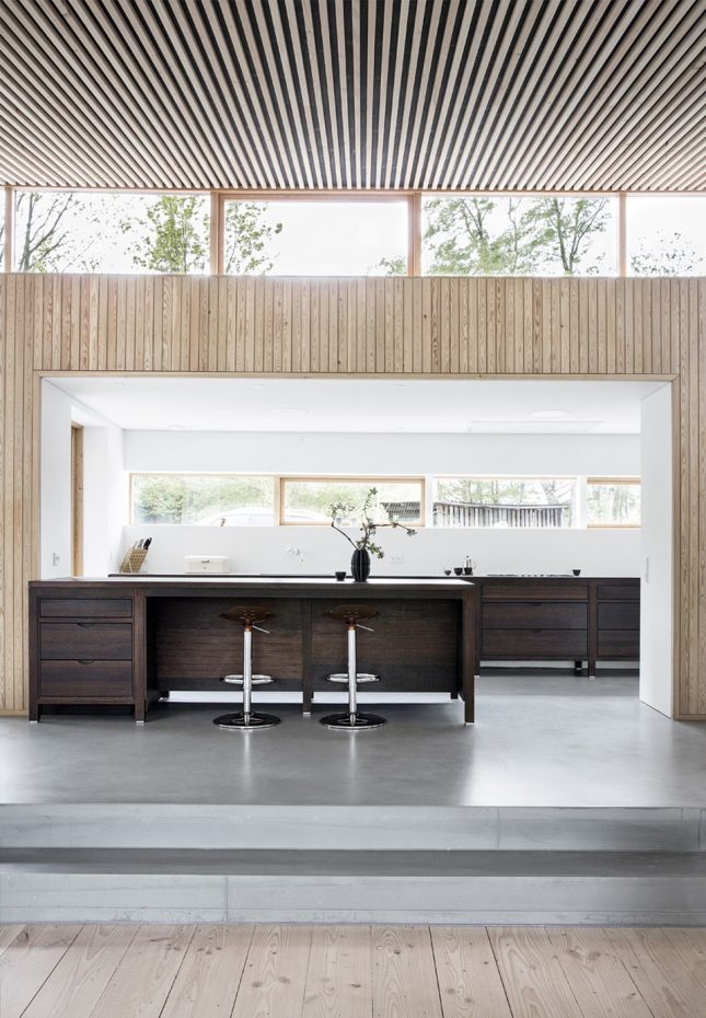 splitlevel open keuken met beton cire vloer, houten wand- en palfondbekleding en charcoal houten keukenkasten splitlevel open keuken met beton cire vloer, houten wand- en palfondbekleding en charcoal houten keukenkasten