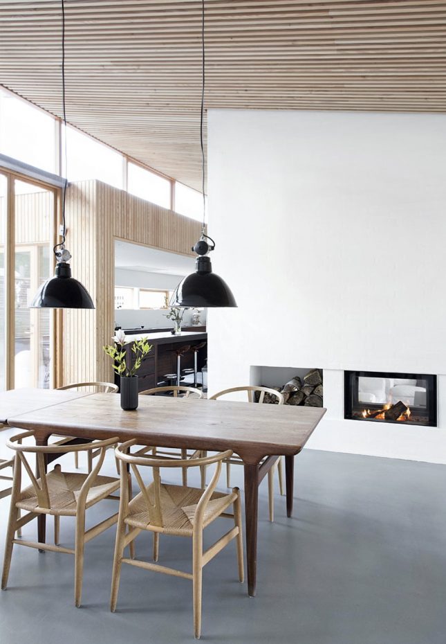Twee industriële hanglampen boven houten eettafel Twee industriële hanglampen boven houten eettafel