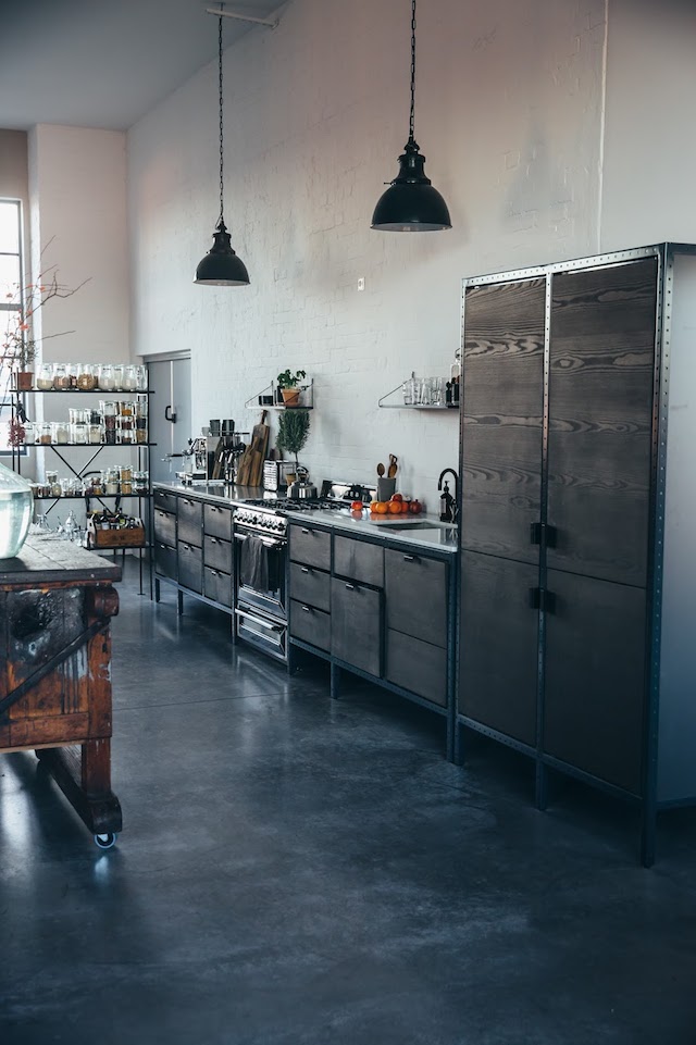 Donkere industriële keuken