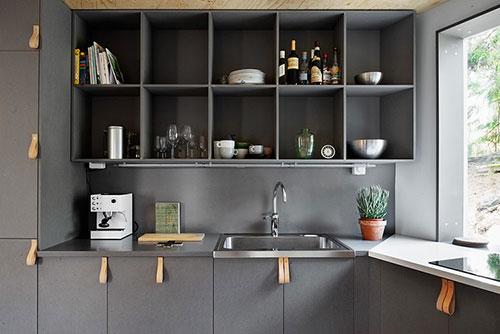 Donkergrijze keuken met leren deurgrepen Donkergrijze keuken met leren deurgrepen
