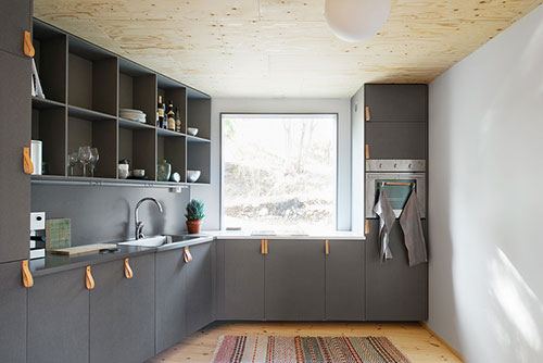L-vormige keuken met grijze kasten L-vormige keuken met grijze kasten
