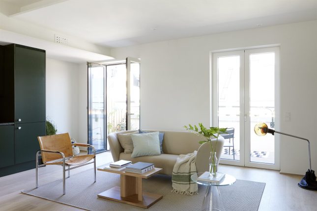 Kleine woonkamer met donkergroene open keuken Kleine woonkamer met donkergroene open keuken