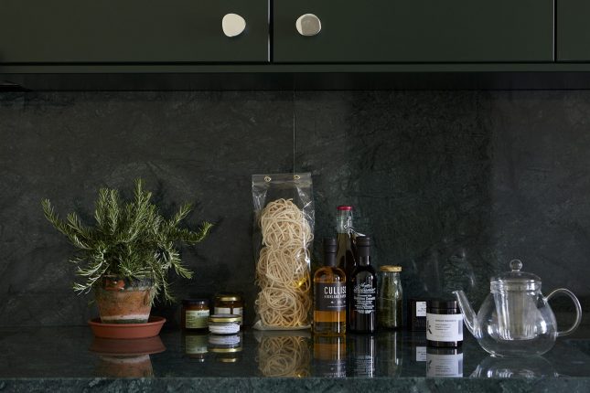 Groen marmeren werkblad en keuken achterwand Groen marmeren werkblad en keuken achterwand