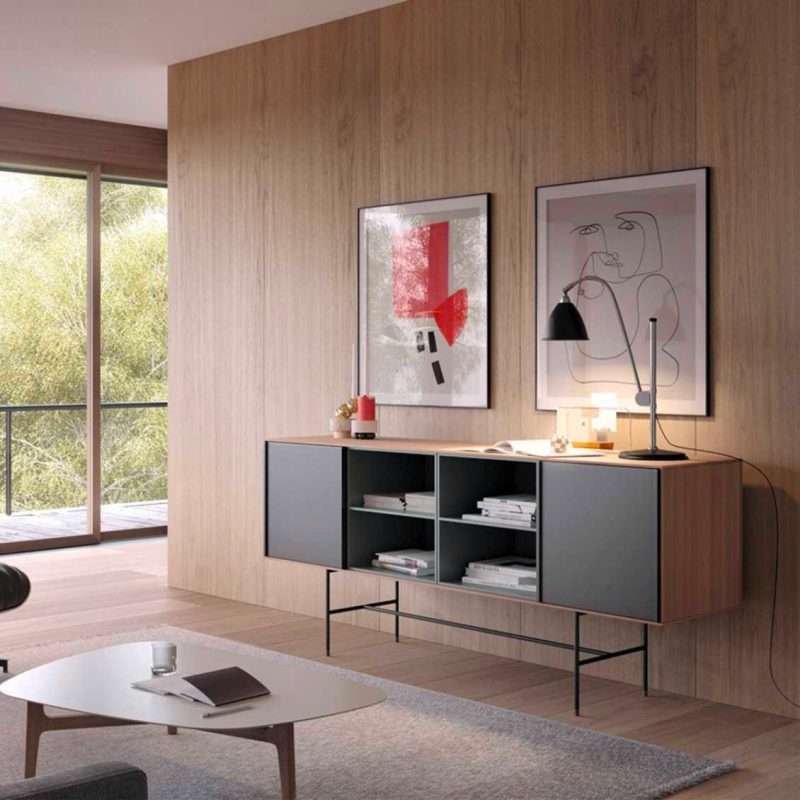 De prachtige Treku Aura dressoir, ontworpen door Angel Martí & Enrique Delamo is perfect gedecoreerd, met decoratie in de kast, op de kast en aan de houten wand boven de dressoir. Hier verkrijgbaar voor € 3.036.