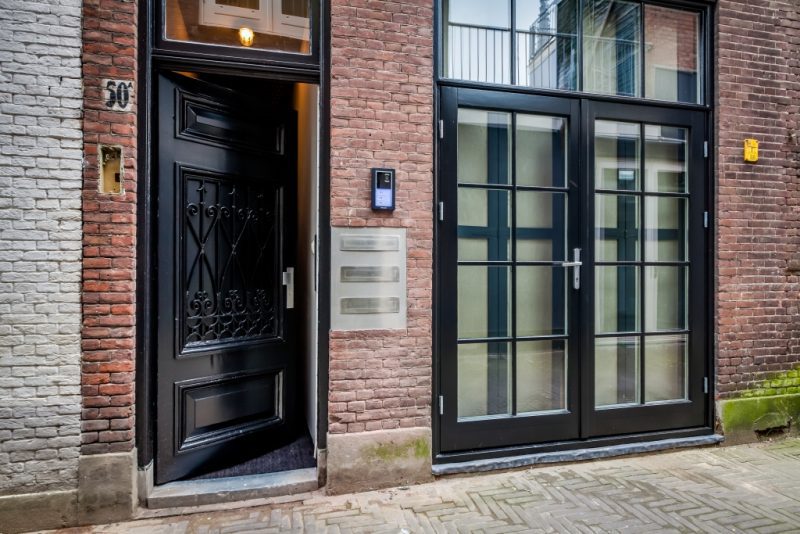 Eén huis verbouwd naar drie kleine appartementen