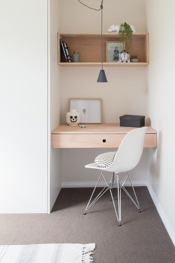 Eetkamerstoel aan het bureau Eetkamerstoel aan het bureau