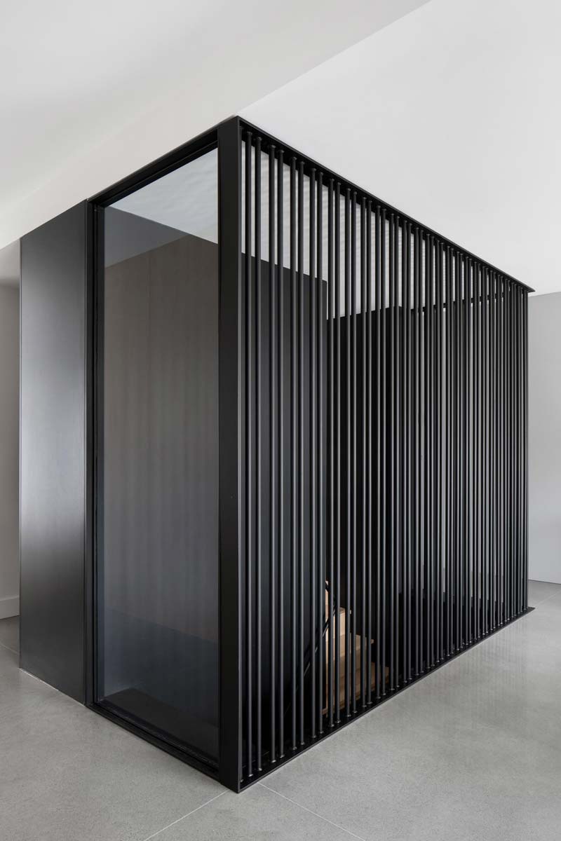 Eikenhouten traptreden met zwarte muur, trapleuning en balustrade