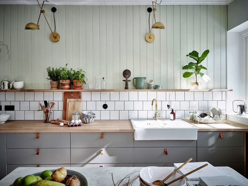 Saliegroene lambrisering in de keuken Saliegroene lambrisering in de keuken