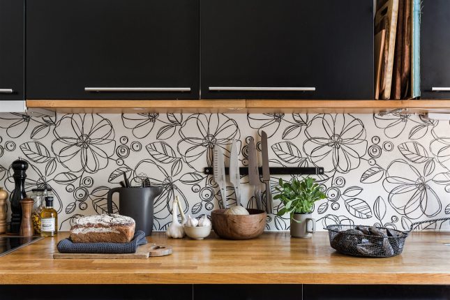 Bloemen patroon aan keuken achterwand Bloemen patroon aan keuken achterwand