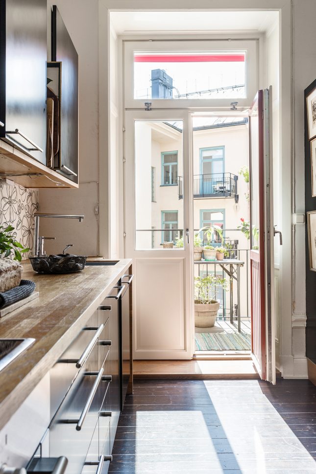Gezellige keuken met dubbele deuren naar zonnig balkon Gezellige keuken met dubbele deuren naar zonnig balkon