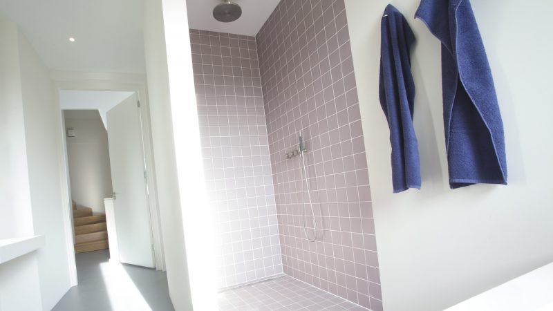 Inloopdouche met grijze vierkante vloer- en wandtegels