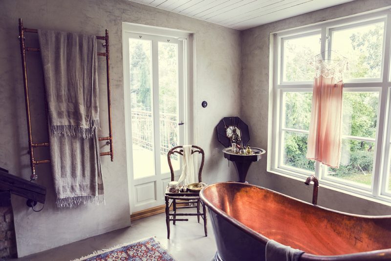 vrijstaand koperen bad en koperen radiator