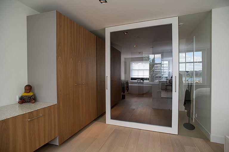 glazen taatsdeur in moderne badkamer