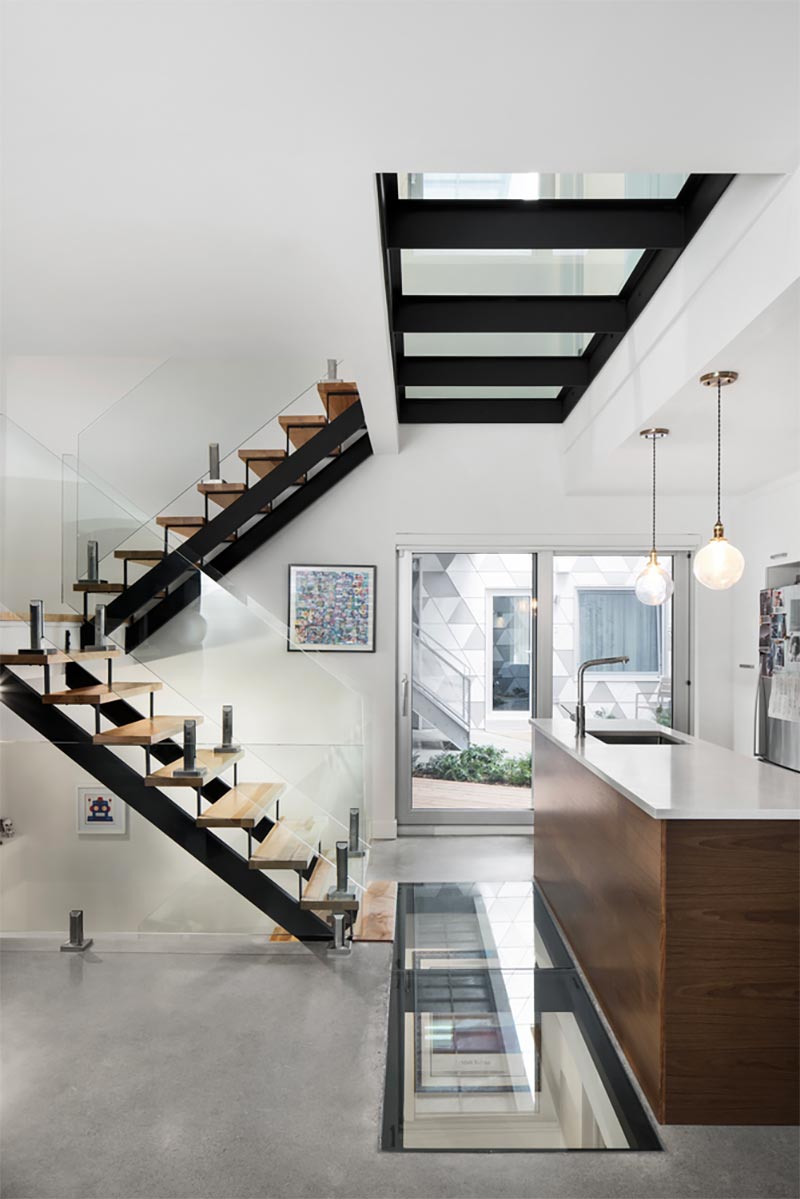 ADHOC architectes heeft voor dit mooie project voor glazen vloeren in meerdere verdiepingen geplaatst voor een optimale lichtdoorlating vanuit het dak. | Fotografie: Adrien Williams