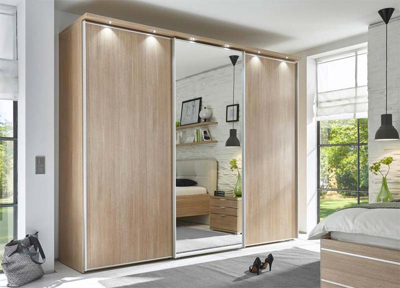 grote houten linnenkast met schuifdeuren en verlichting grote houten linnenkast met schuifdeuren en verlichting