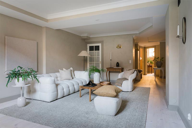 Deze super mooie woonkamer laat zien dat weinig contrast juist ook heel mooi en rustgevend kan zijn.