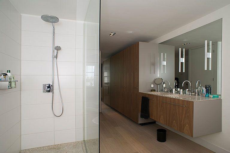 Grote luxe inloopdouche in moderne badkamer