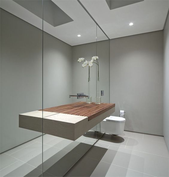 Muur volledig bekleden in badkamer met grote spiegelwand op maat