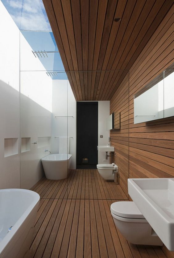 Grote spiegelwand op maat in moderne badkamer met houten vloer en wanden