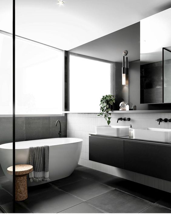 Moderne spiegelwand op maat in moderne badkamer