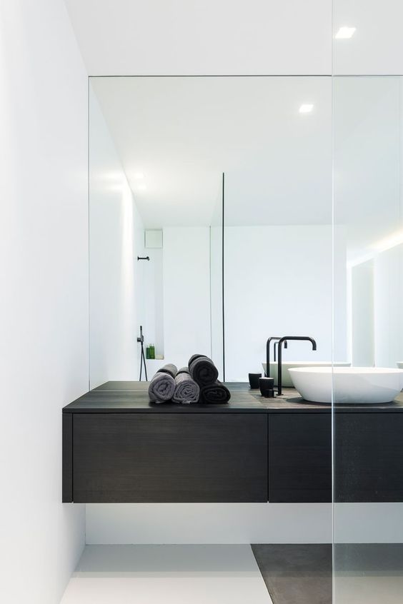 Grote spiegelwand op maat in smalle badkamer met badkamermeubel