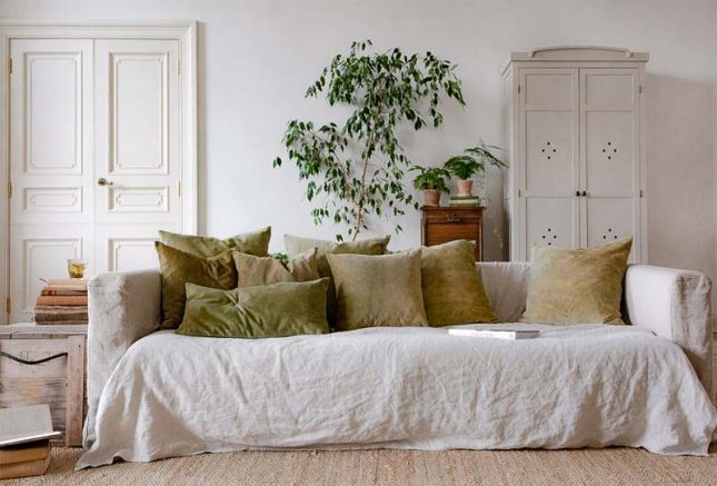 herfstkleuren interieur mosgroene kussens op bank herfstkleuren interieur mosgroene kussens op bank