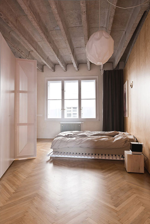 Herontwerp van een stoere loft houten vloer in slaapkamer