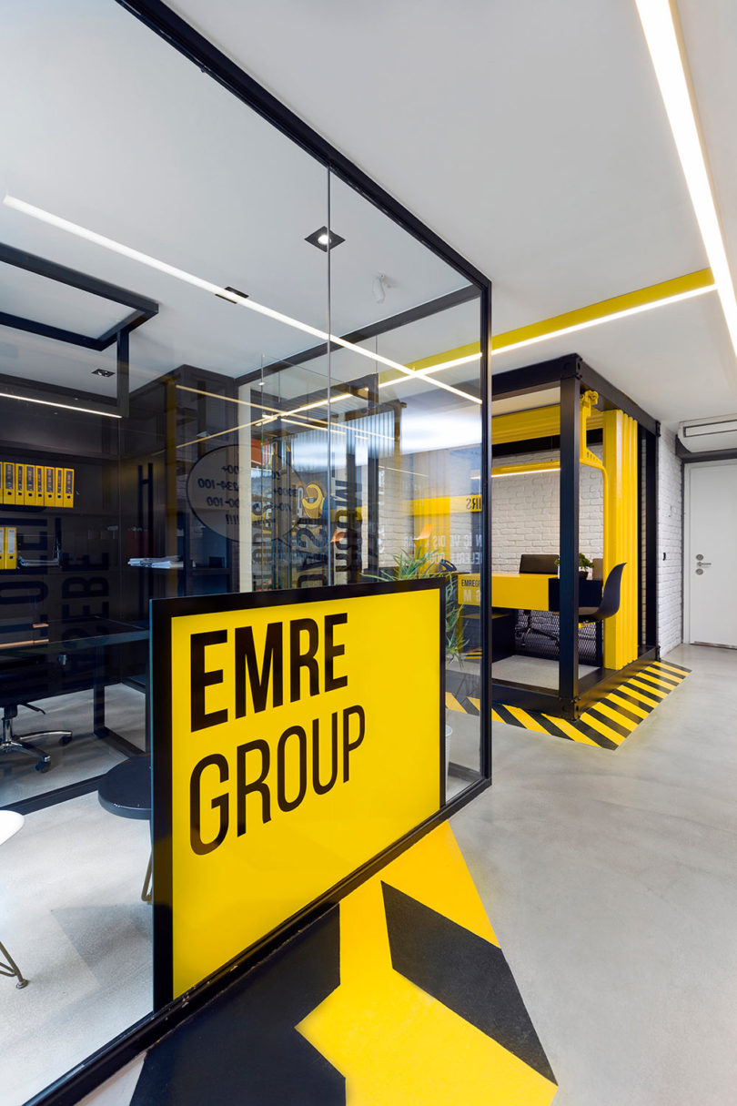 Het kantoor van Emre Group is ingericht als een bouwplaats!